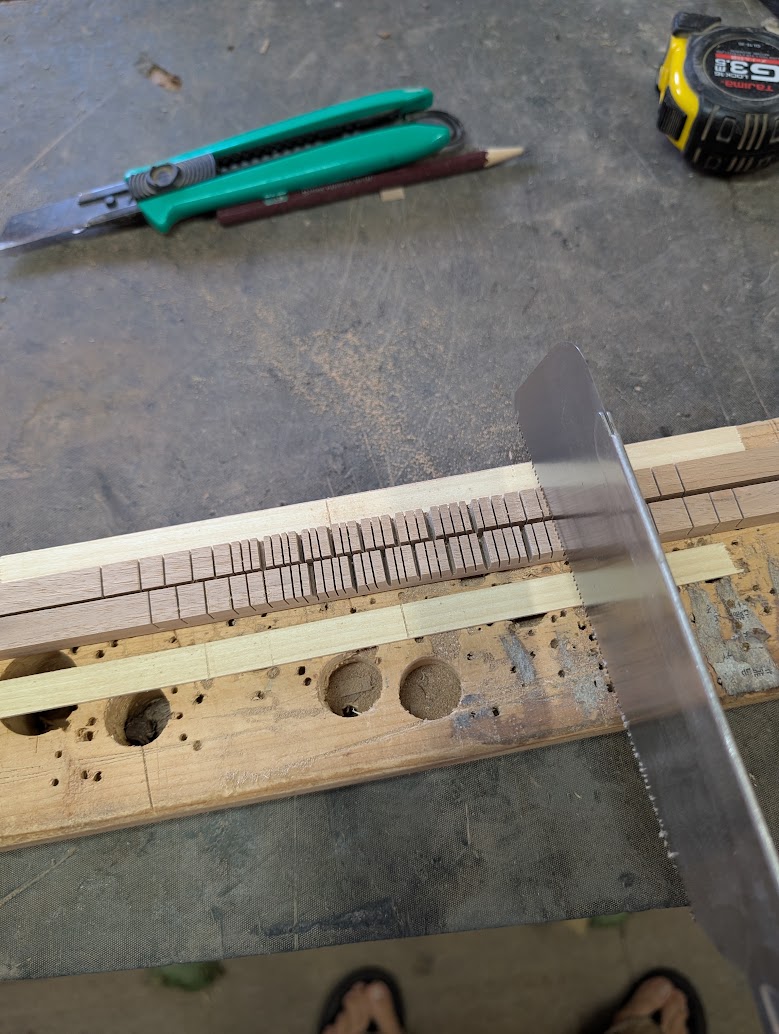 きつめのカーブは切れ目を入れて割れを防ぐ<br>